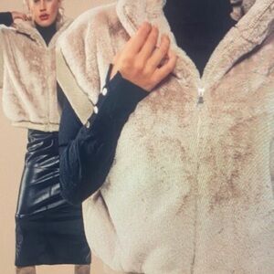 New Chic Frosted Faux Fur
Texture Zip Up Vest